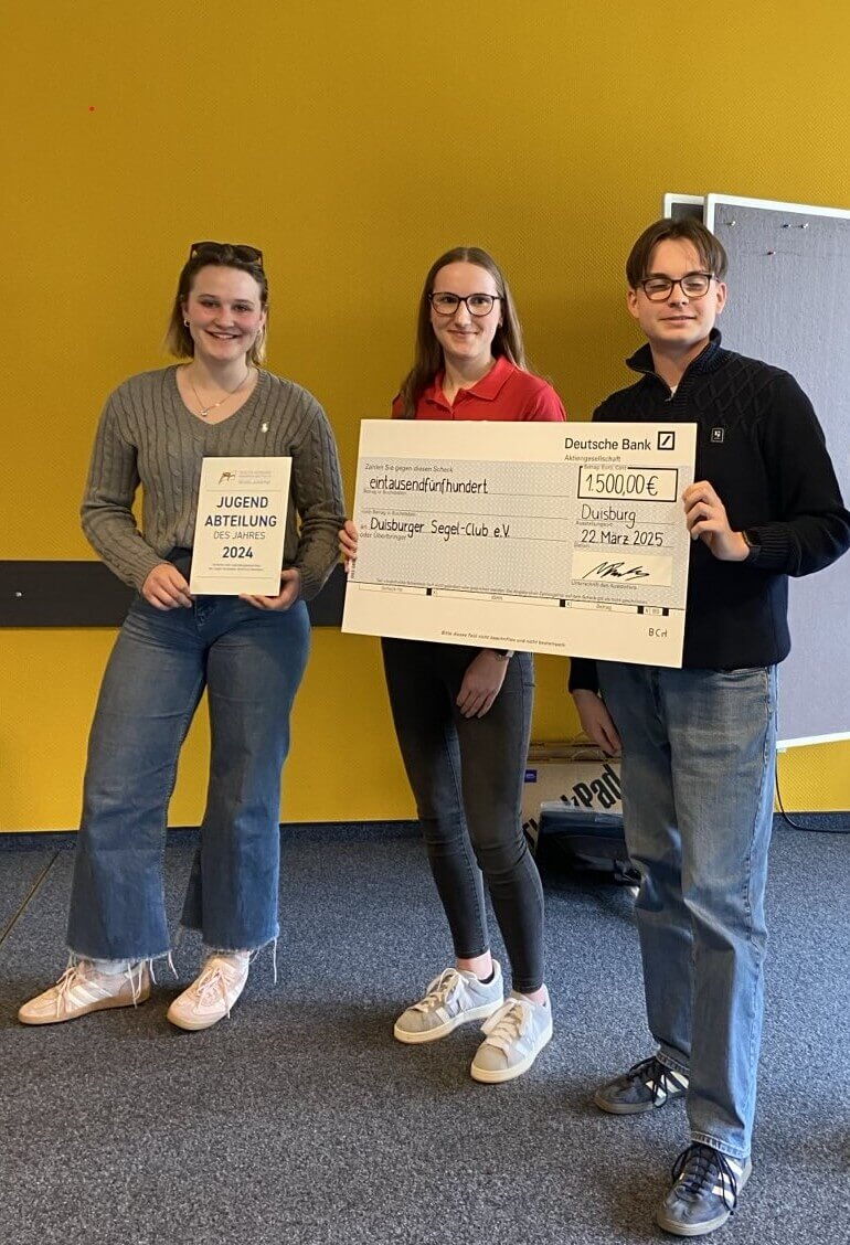Drei Jugendliche des Duisburger Segel-Clubs präsentieren eine Auszeichnung und einen symbolischen Scheck über 1.500 Euro für den Gewinn der Jugendabteilung des Jahres.